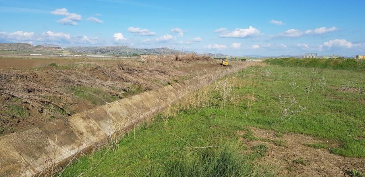 Primi interventi in periferia, ripulito il canale dove venivano smaltiti rifiuti speciali - Il canale ripulito