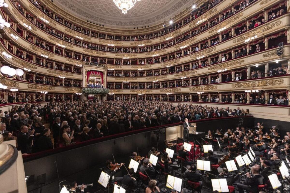 Tredici minuti di applausi per il Godunov alla Scala, ovazione per Mattarella - 
