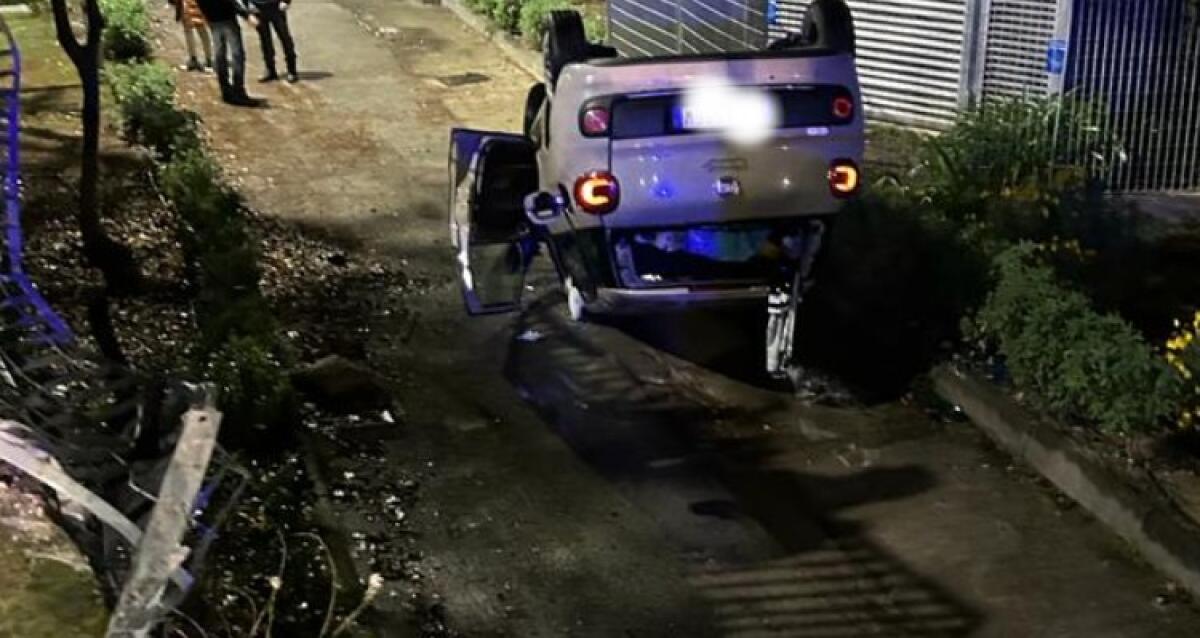 Viale Indipendenza, auto sfonda le recinzioni e finisce nell'area interna della scuola - L'auto finita all'interno della scuola