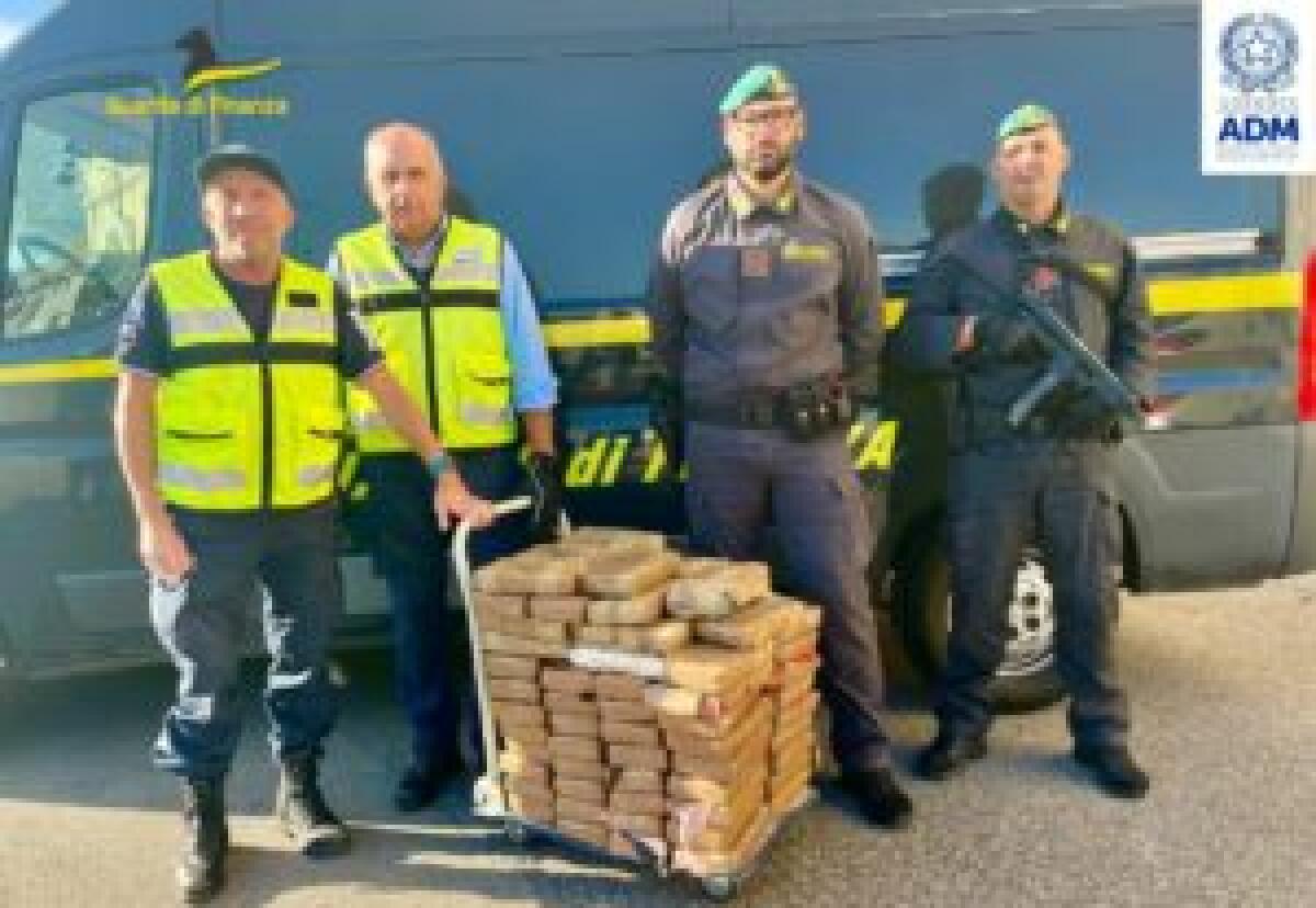 Sequestrati al porto di Livorno 180 kg di cocaina nascosta tra le banane - 