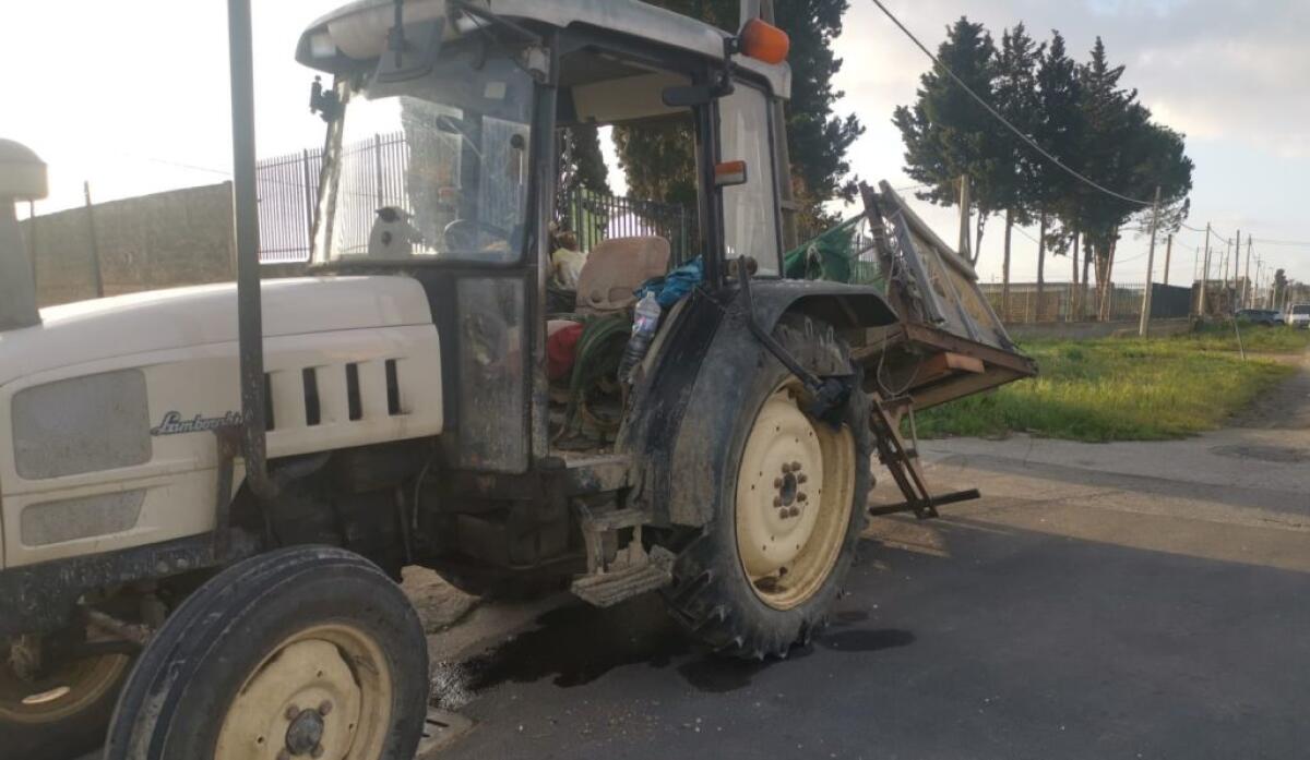 Incidente alle porte della città, impatto tra un trattore e una vettura - 