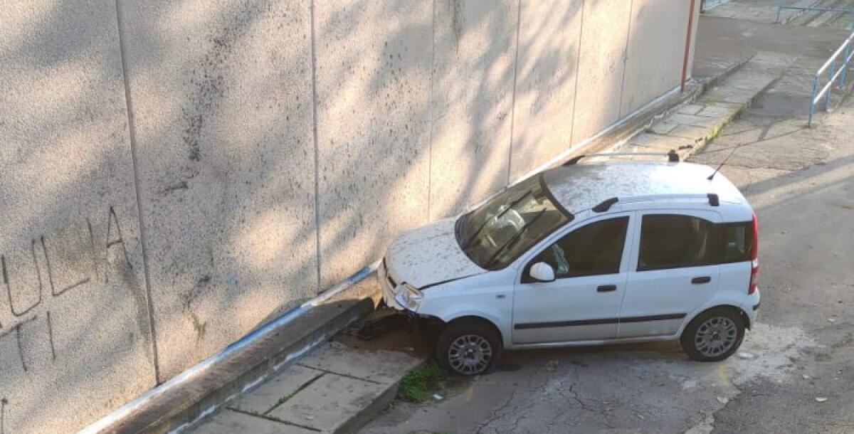 I gravi incidenti di viale Indipendenza, dirigente scolastico si rivolge all'amministrazione - Una delle auto finita all'interno dell'area della scuola