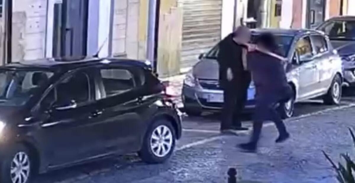 Follia in centro storico, un'aggressione tra le auto in transito e i tanti passanti - La scena dell'aggressione in centro storico