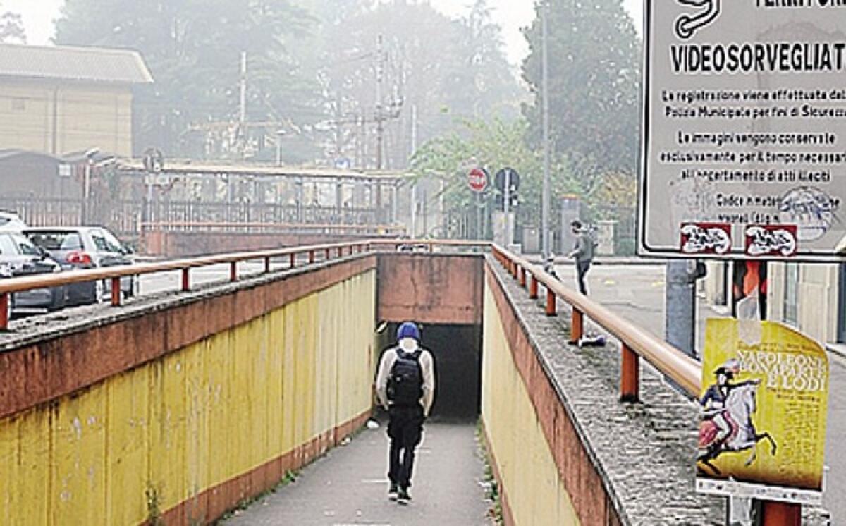 Rapine dei finti poliziotti nella stazione di Lodi, tre condanne: anche un giovane gelese - Il sottopasso della stazione ferroviaria di Lodi