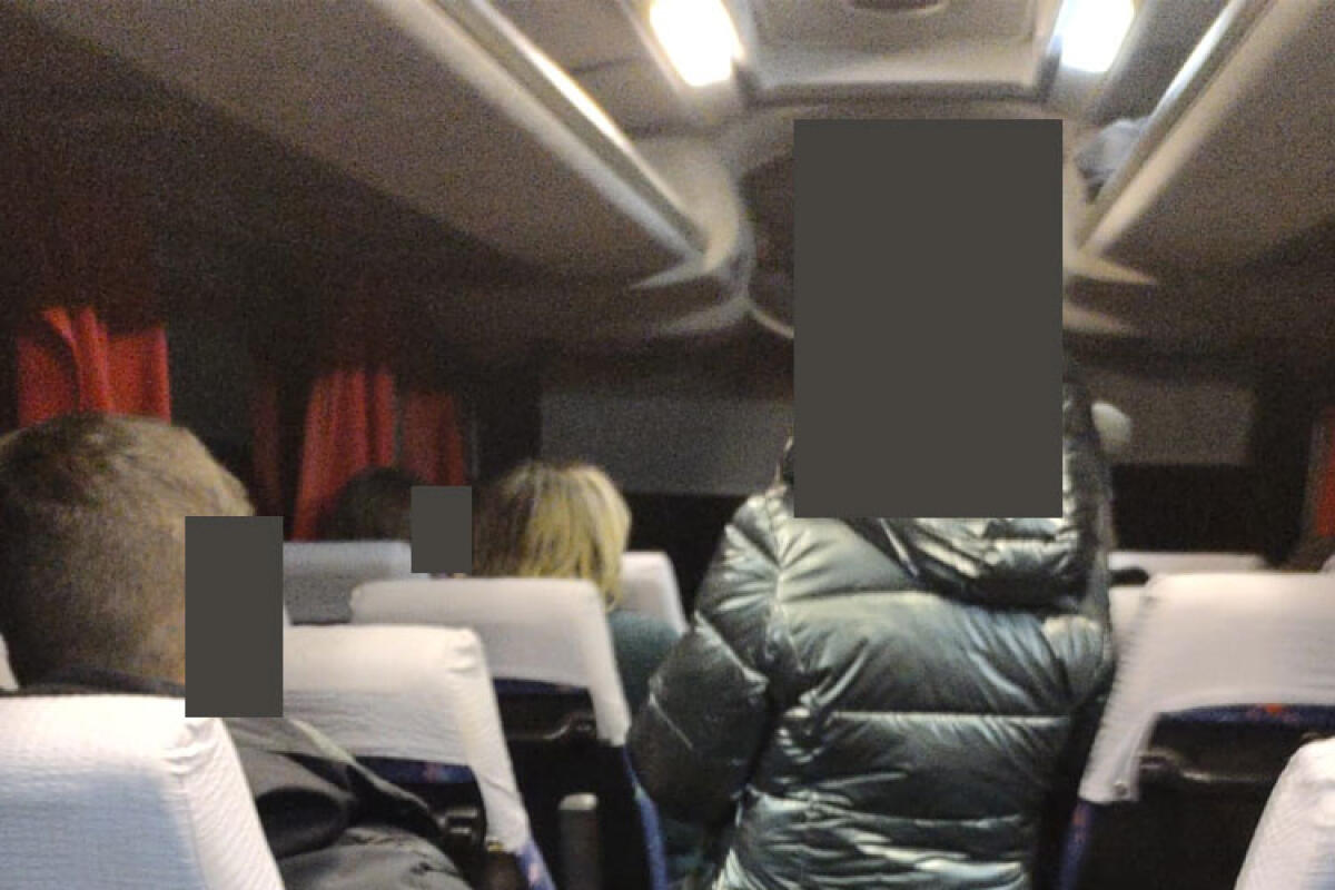 Bus extraurbano in panne, la rabbia dei pendolari: “Siamo abbandonati” - Nella foto: Alcuni pendolari gelesi in attesa nell'abitacolo dell'autobus fermo per noie meccaniche. 