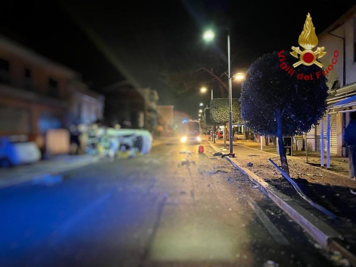 Auto si ribalta vicino Roma, morti 5 giovani - 