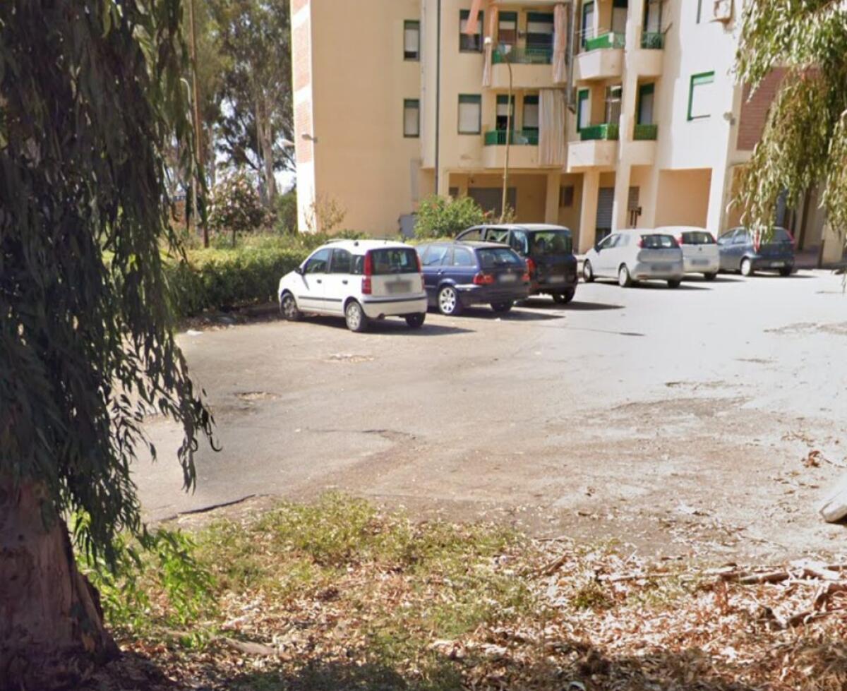 Fuori dallo stabile di via Portoferrara, residenti: "Sindaco ha obbligo morale di occuparsene" - 