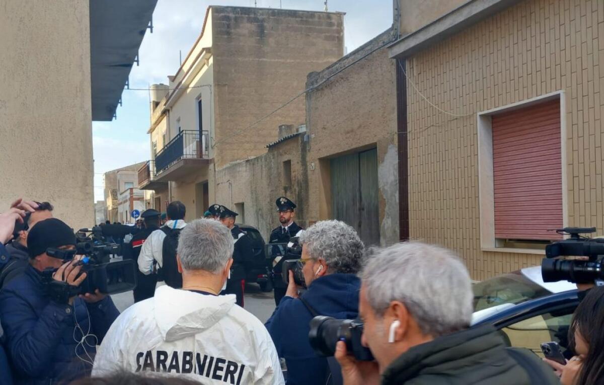 A caccia del tesoro di Messina Denaro, perquisizioni a tappeto a Campobello di Mazara - 