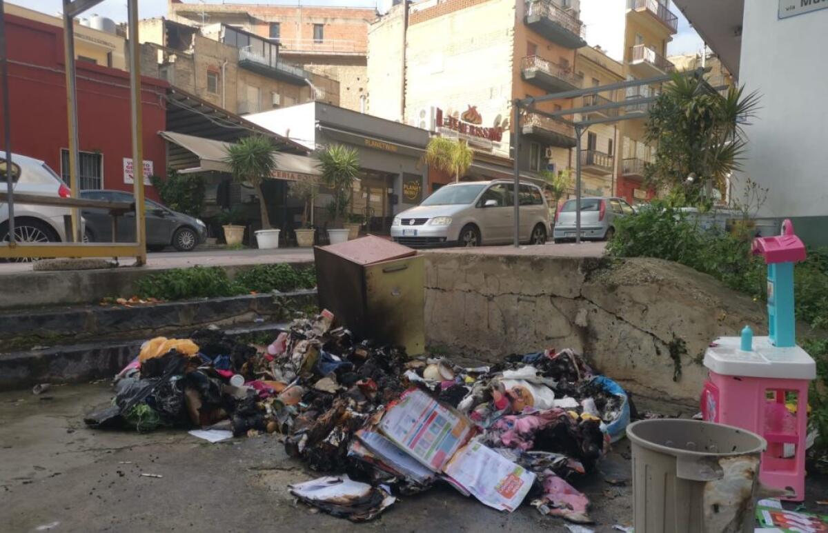 Ritardi nella raccolta, questa mattina rifiuti in strada: nella notte rogo di un cumulo - 