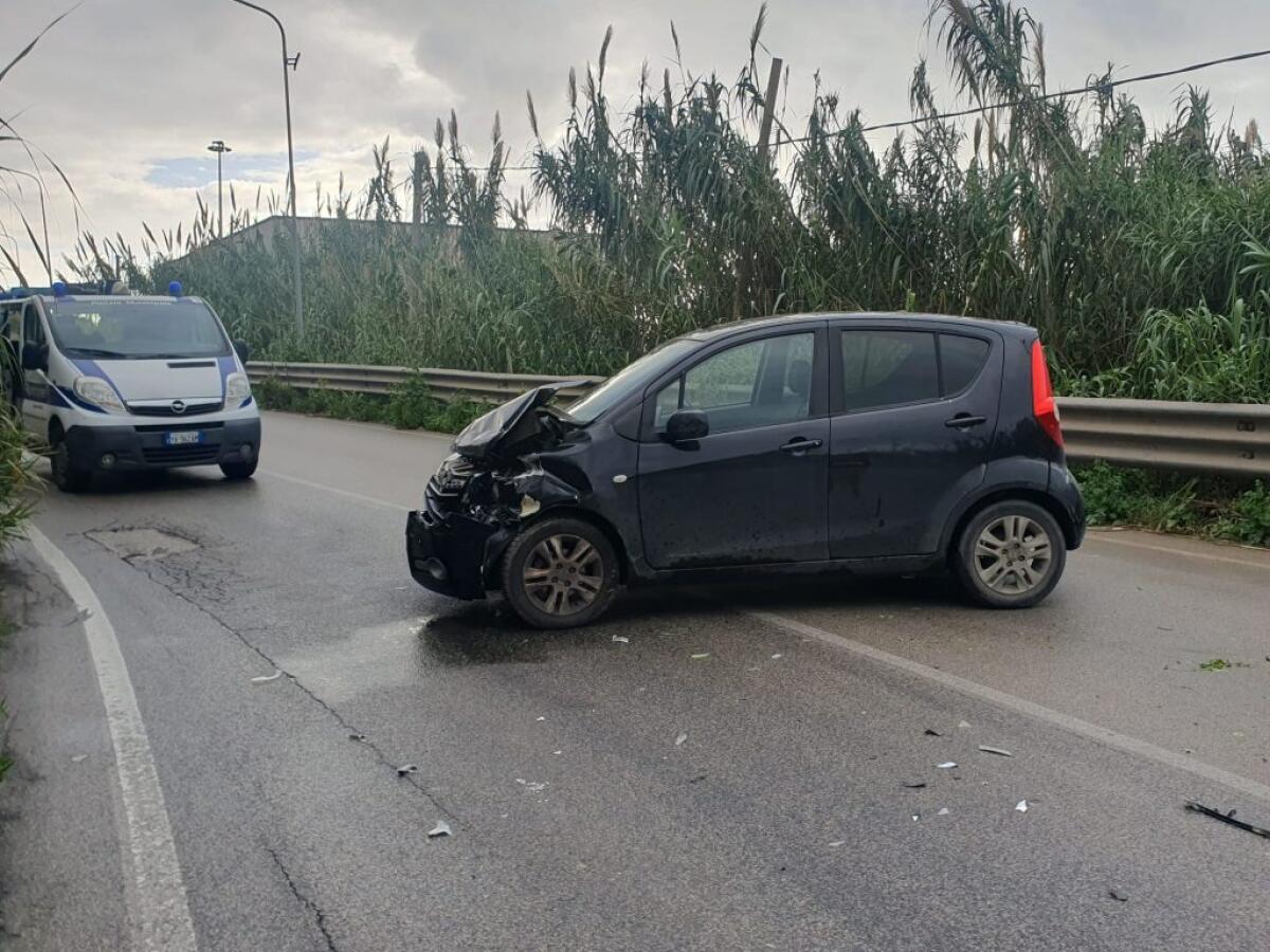 Auto contro il guard rail sul lungomare, già altri incidenti sullo stesso tratto - 