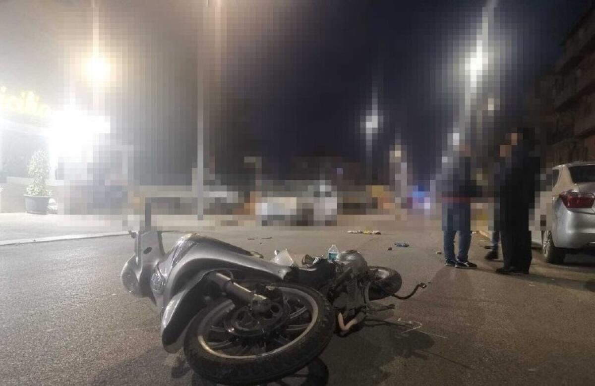 Schianto in via Recanati, giovane finisce contro il parabrezza di un'auto: è in ospedale - L'impatto in via Recanati