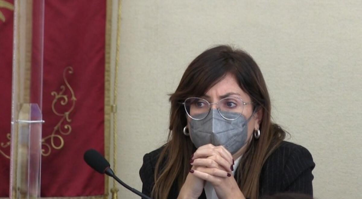 Misure correttive, giunta scrive al dirigente Patti: "Ora ci cono condizioni per approvarle" - Il segretario generale Loredana Patti lascia il municipio