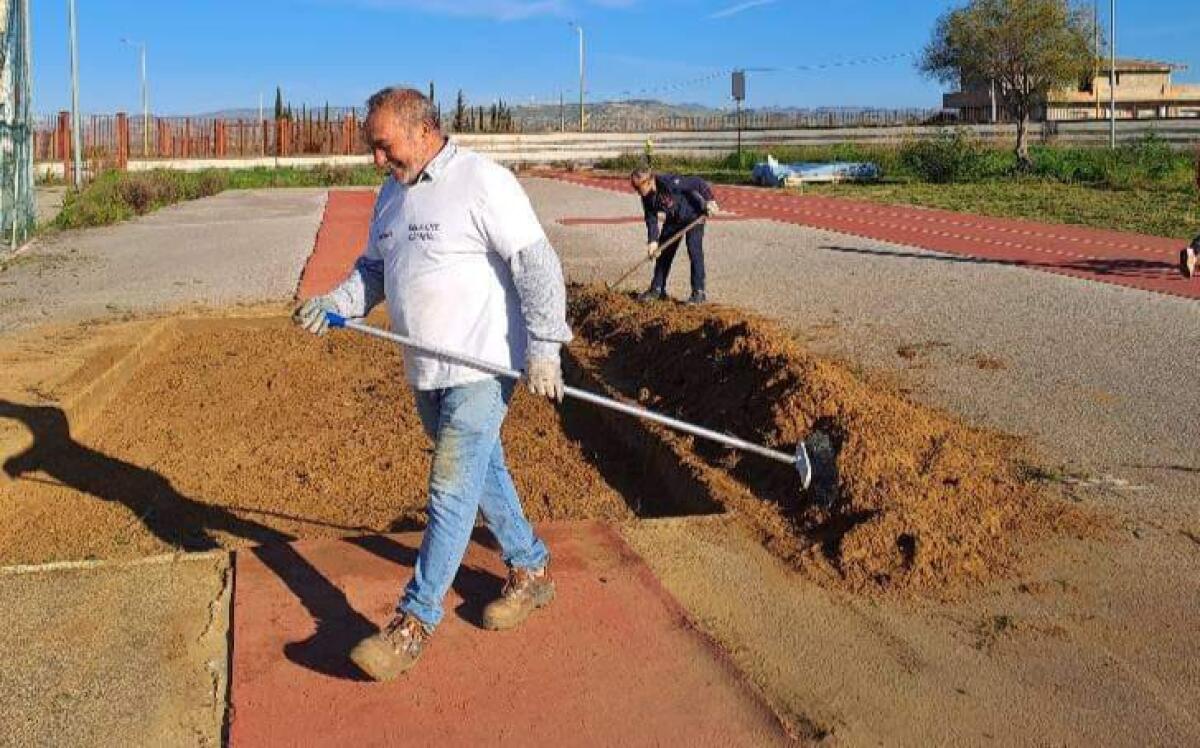 Volontari alla Cittadella, iniziati lavori per ripulire l'area per l'atletica - Gli interventi negli spazi destinati all'atletica
