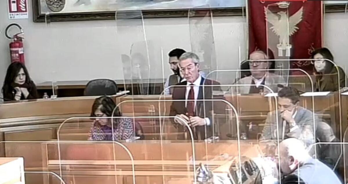 Crisi finanziaria, amministrazione e segretario distanti: c'è ipotesi di concludere rapporto - Greco in aula consiliare