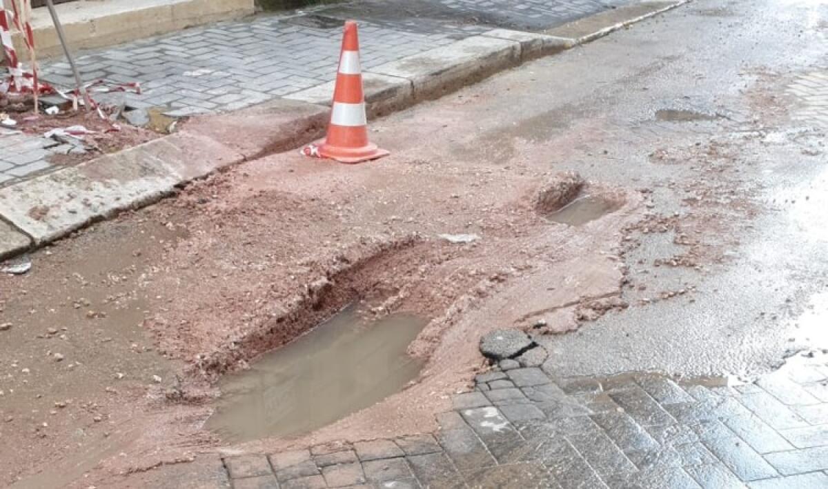 Caos cantieri, strade che cedono e ripristini irregolari: possibile stretta con revoca autorizzazioni - Uno dei cantieri che ancora manca di un vero ripristino