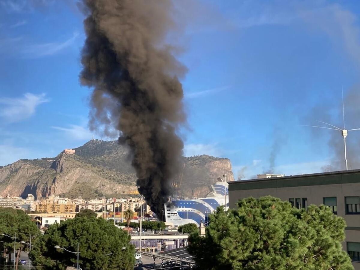 Incendio sul traghetto Palermo-Napoli, rogo non ancora spento - 