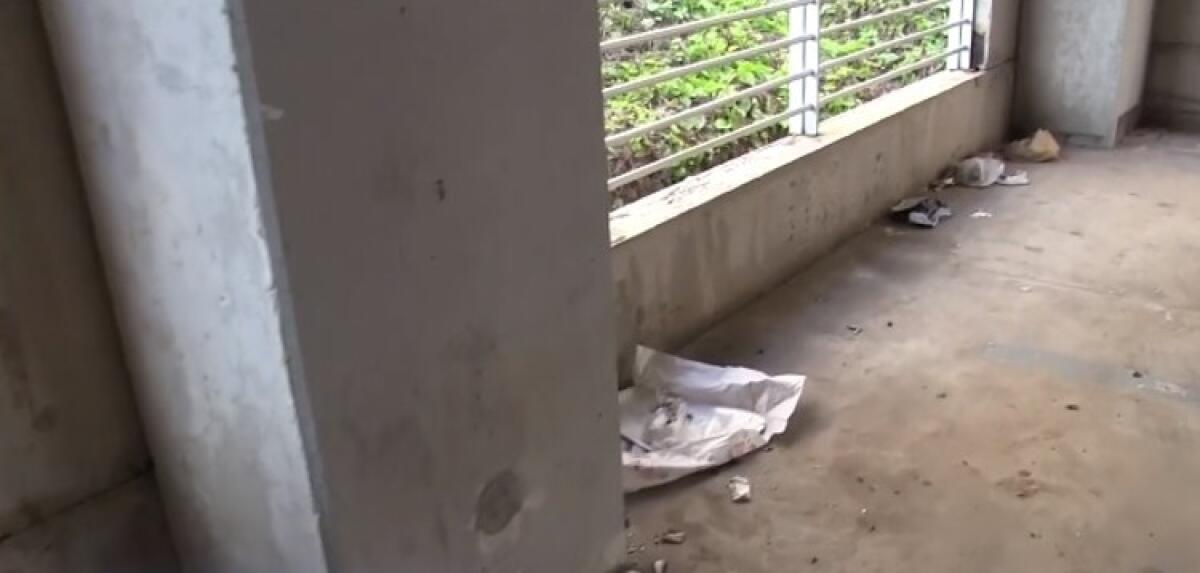 Parcheggio Arena a pagamento ma c'è molto da fare: ancora degrado nella struttura - Rifiuti e sporcizia all'interno del parcheggio Arena