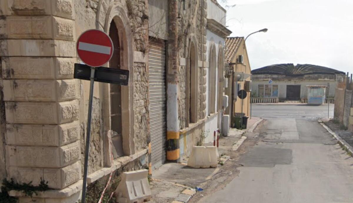 Furto nel deposito comunale di via Vasile, portati via mezzo da lavoro e materiali - 