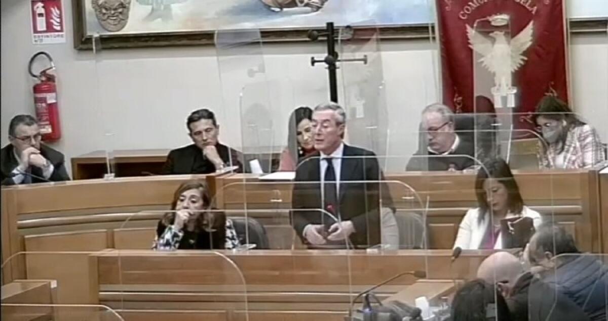 "Basta campagna elettorale anticipata", Greco contro "chi è fuggito": FI e M5s contestano sue scelte - Il sindaco in aula
