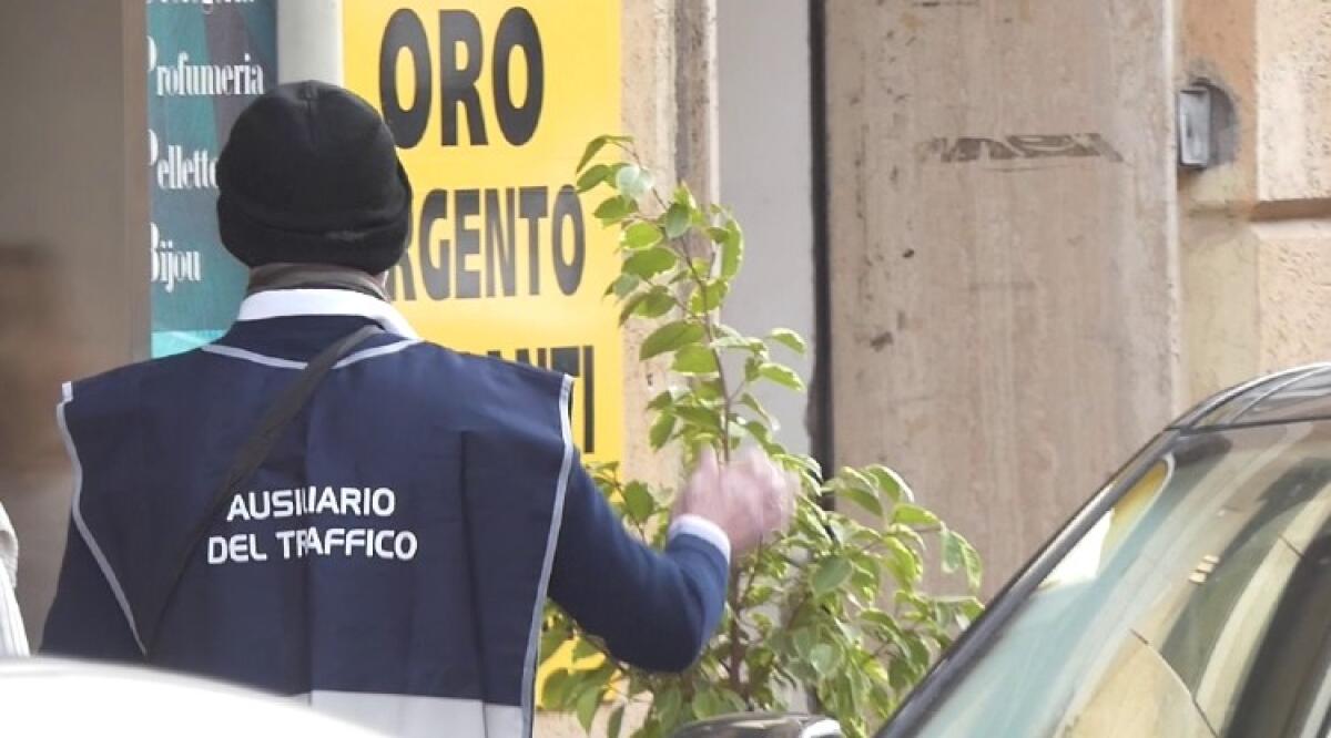 Strisce blu attive, lamentele degli automobilisti: un inizio con tanti disagi - Uno degli ausiliari impegnato nel servizio