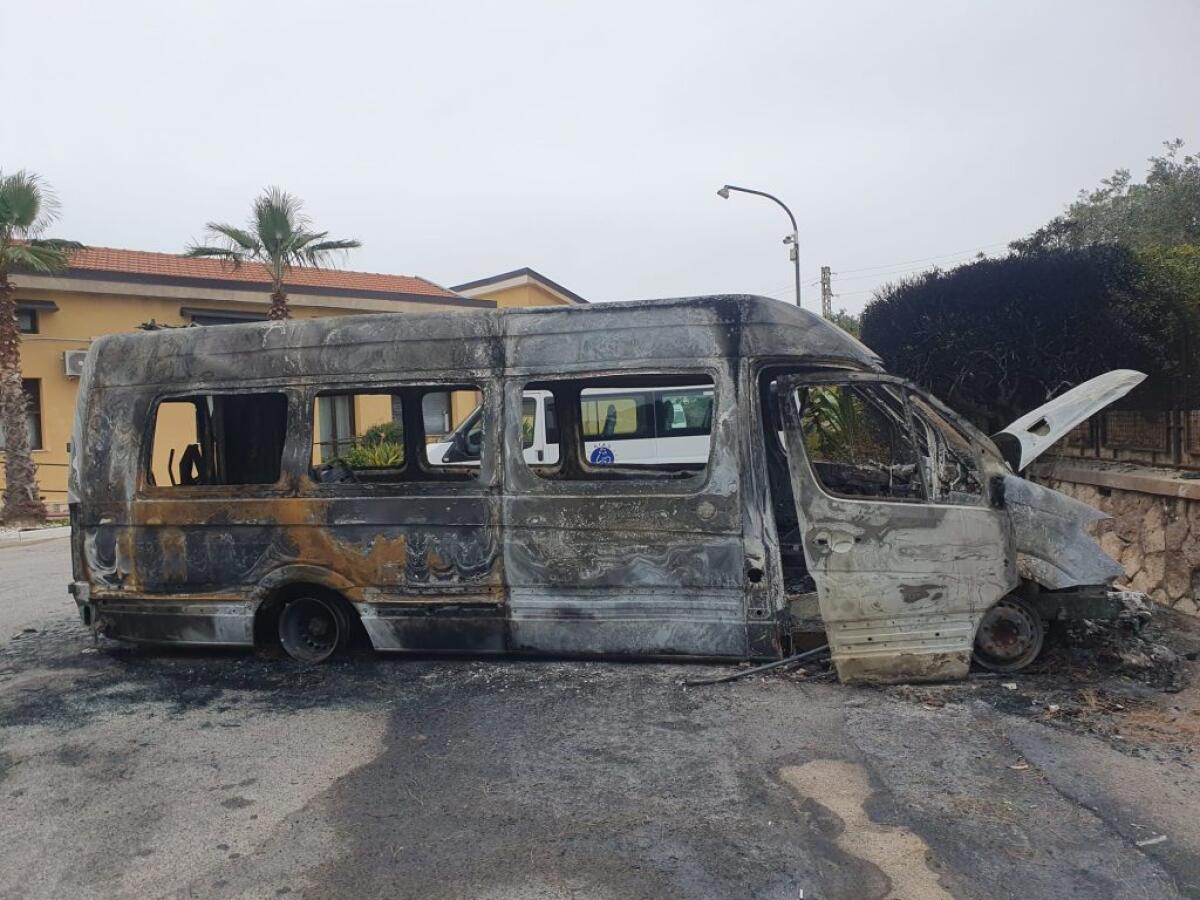 Mezzi Aias incendiati, Mancuso: "Atto vile, la città non lo merita" - 