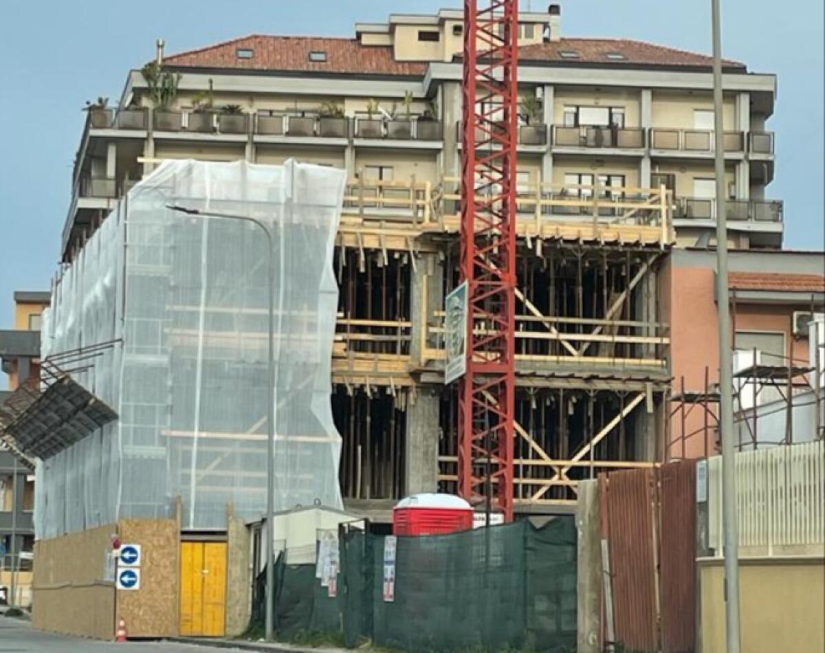 Disposta la sospensione dei lavori nel cantiere di via Romagnoli, "emersi fatti di rilevanza penale" - Il cantiere di via Romagnoli