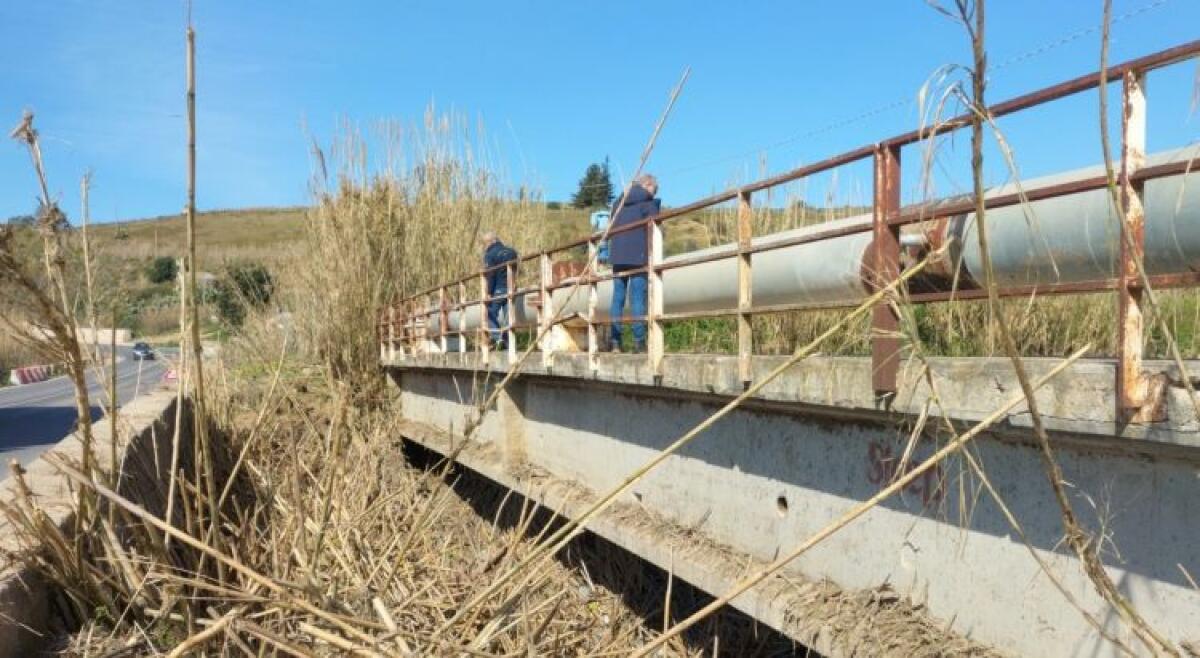 Strada sul torrente Ficuzza, sopralluogo dopo i danni: "E' straripato perchè del tutto occluso" - Il sopralluogo sulla 115 in territorio di Gela