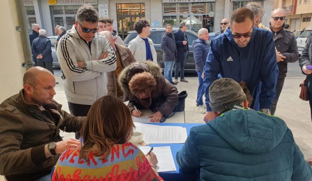 In città Schlein batte Bonaccini, più di mille elettori al gazebo - Elettori al gazebo a Caposoprano