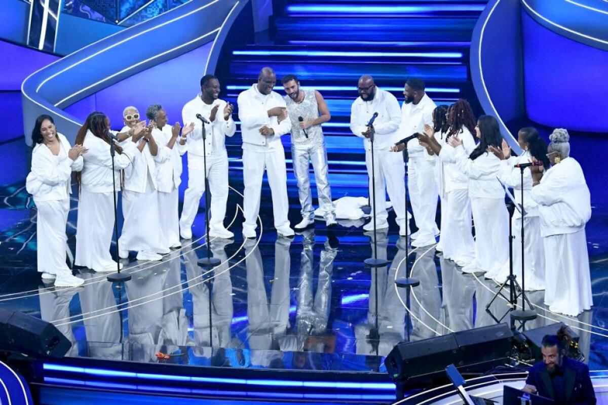 Sanremo, 11,1 mln di spettatori e 66,5% di share per serata delle cover - 