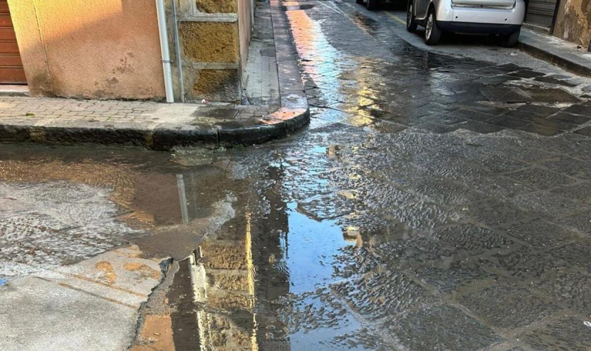 Acqua in strada, segnalate diverse fuoriuscite in varie zone della città -