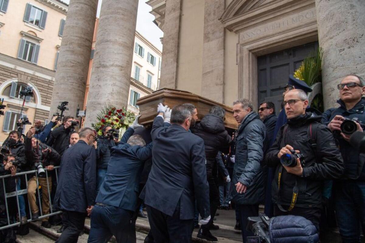 A Roma l’ultimo commosso saluto a Maurizio Costanzo -