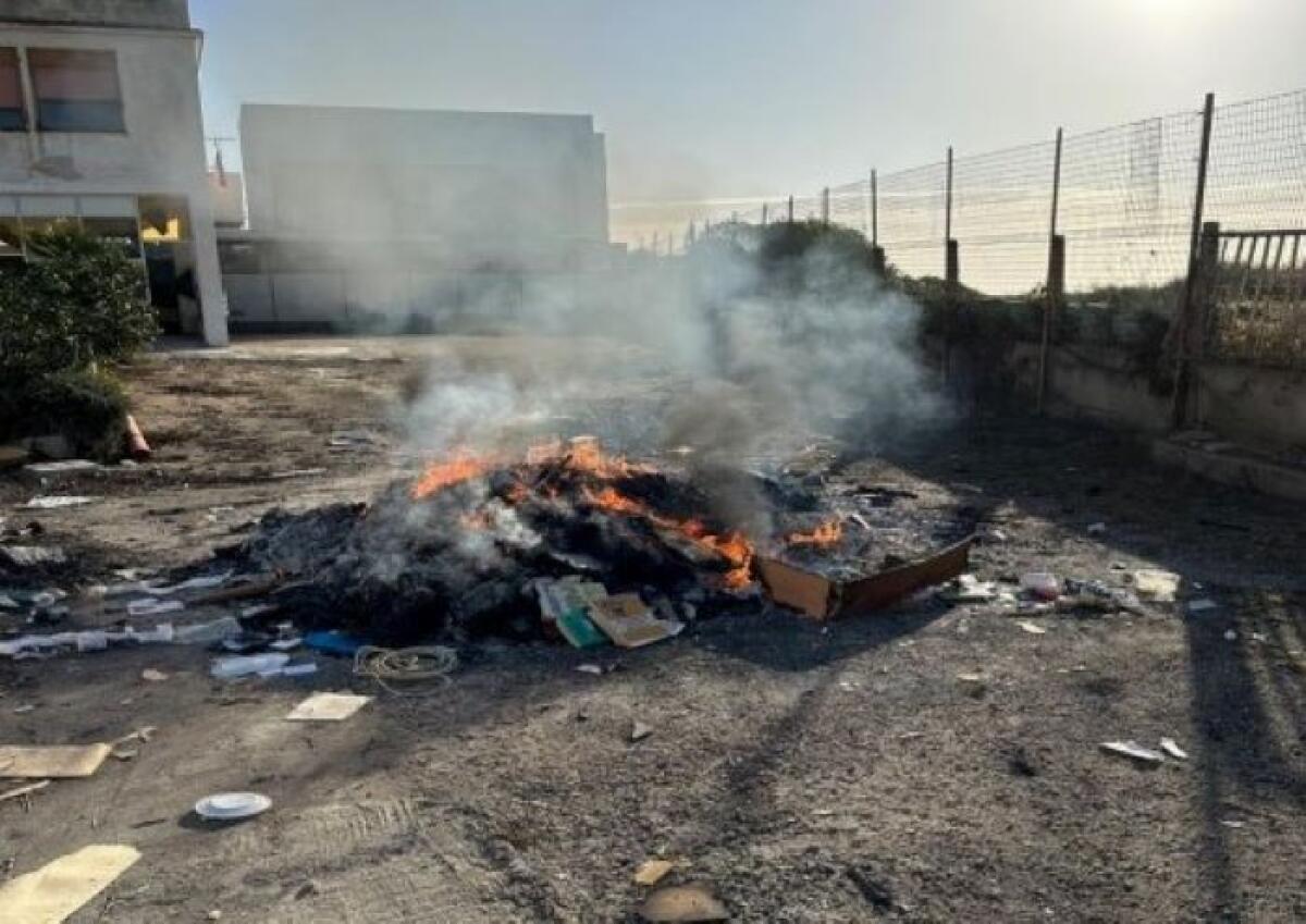 Resti di un cantiere smaltiti a Manfria, rifiuti speciali dati alle fiamme: scatta sequestro - Gli scarti di lavorazione venivano bruciati