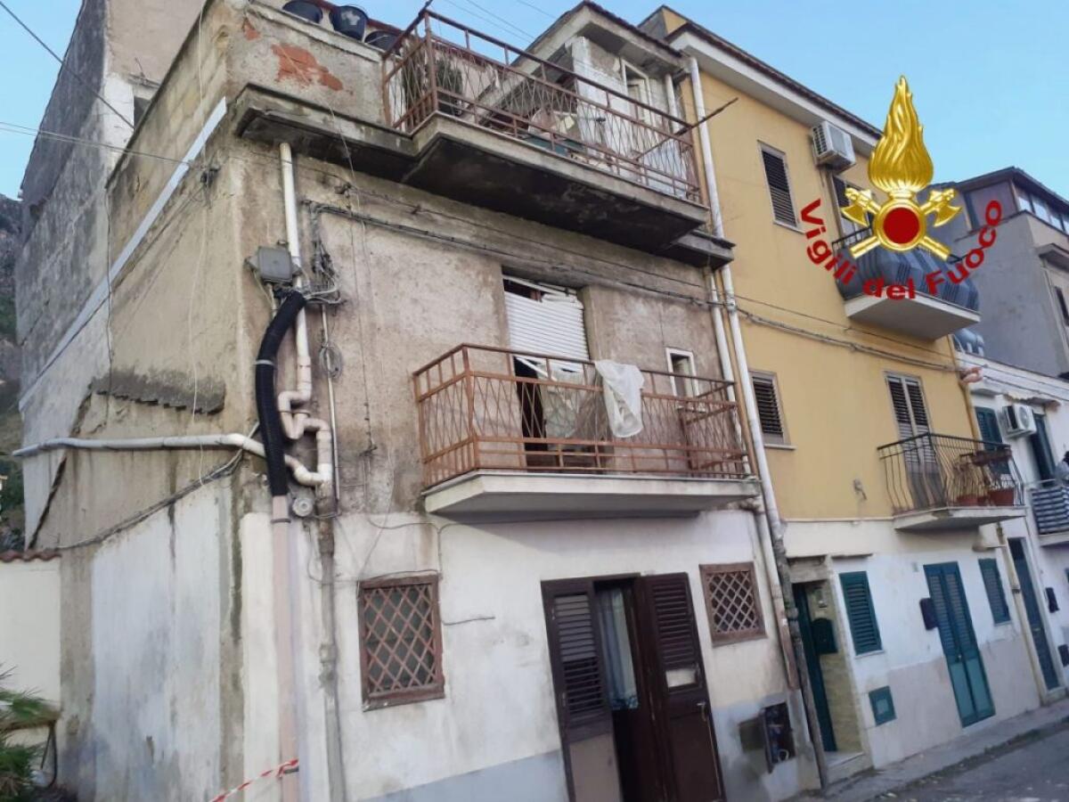 Fuga di gas ed esplosione in palazzina a Palermo, evacuate abitazioni - 