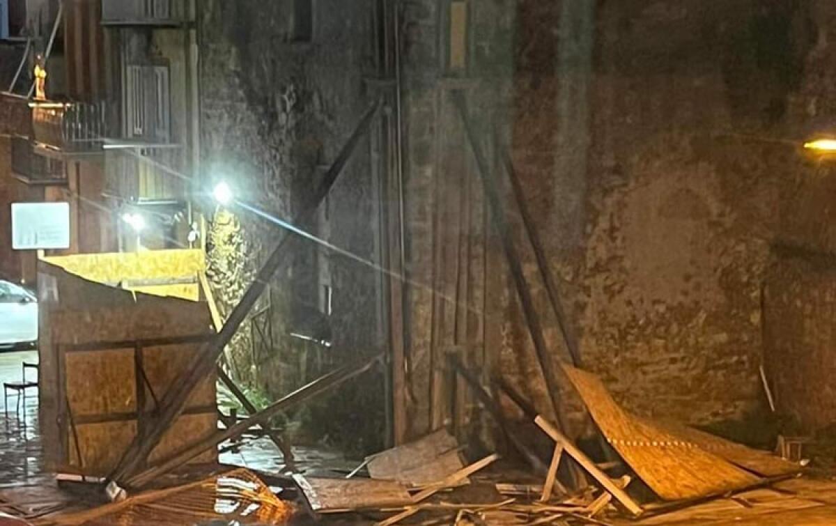 Crollata recinzione mura di Palazzo Ducale, struttura e pannelli spazzati via dal vento - Il vento ha spazzato via i pannelli e la struttura