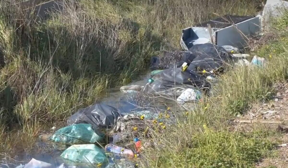 Cantina sociale, il canale di scolo trasformato in maxi discarica abusiva - I rifiuti smaltiti nell'area del canale