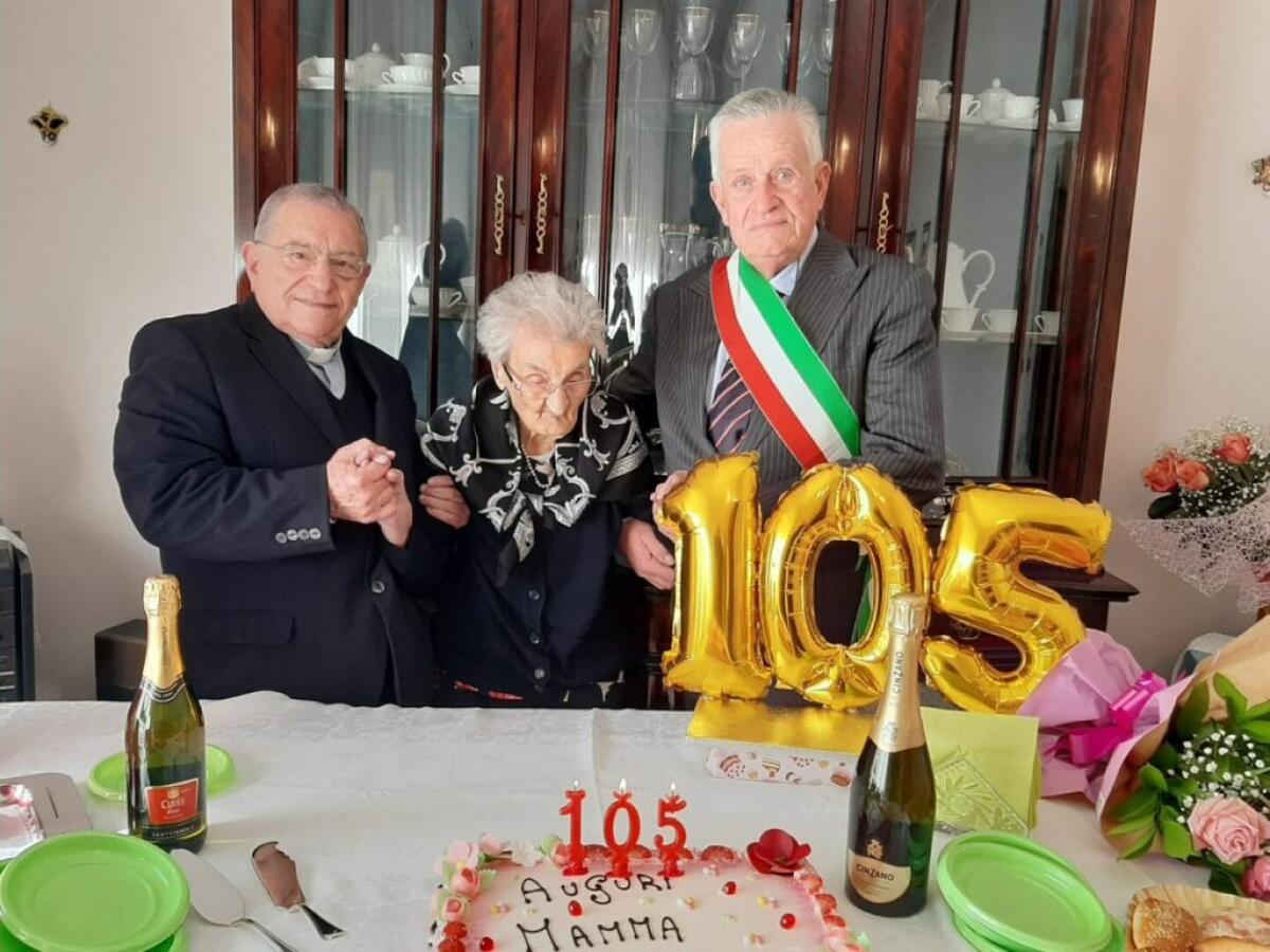 Festa a Castellammare Del Golfo per i 105 anni di nonna Maria - 