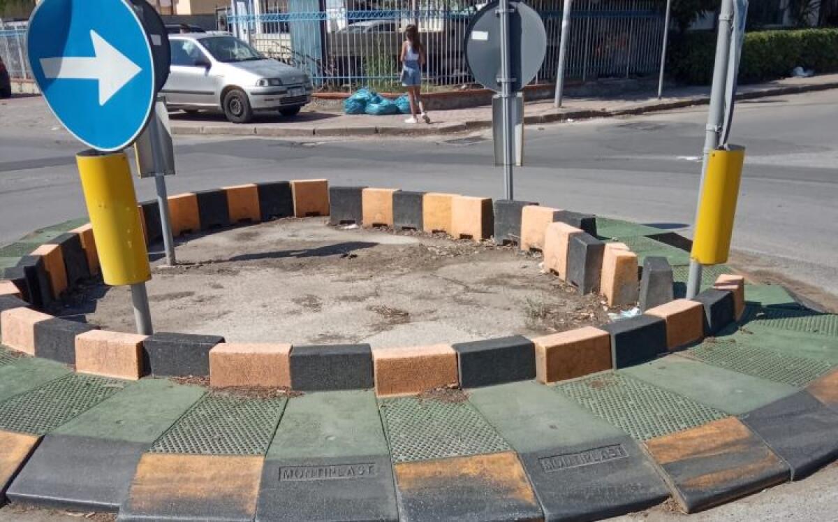 Non sono partiti i lavori a Giardinelli, rotatoria ancora in attesa di manutenzione - La rotatoria a ridosso di via Australia