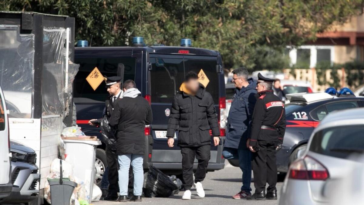 Ordigni e sei pistole nella sua auto, arrestato gelese durante indagini su un omicidio - I carabinieri intervenuti a Fiumicino (foto Roma Today)