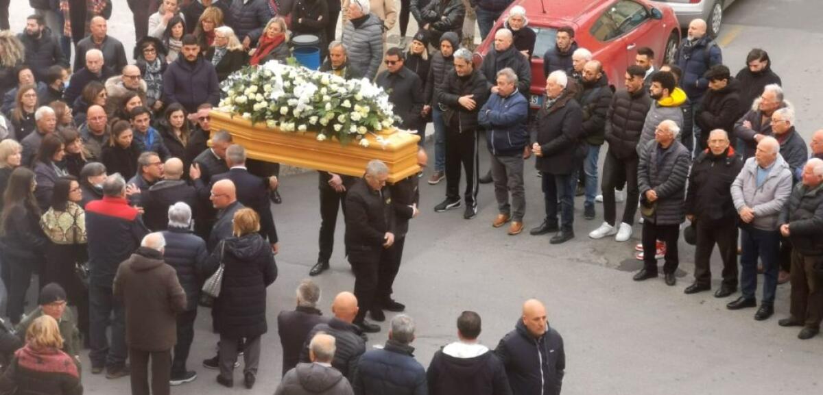 Cordoglio e profonda tristezza per Emanuele Ferrera, tanti per dargli l'ultimo saluto - 