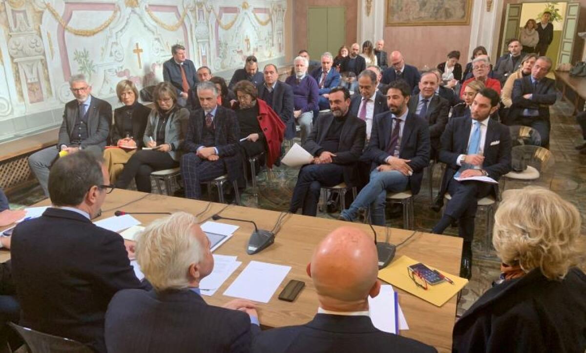 Ast proseguirà il servizio anche in città, decisione dopo vertice a Palermo - Un momento dell'incontro odierno all'assessorato regionale