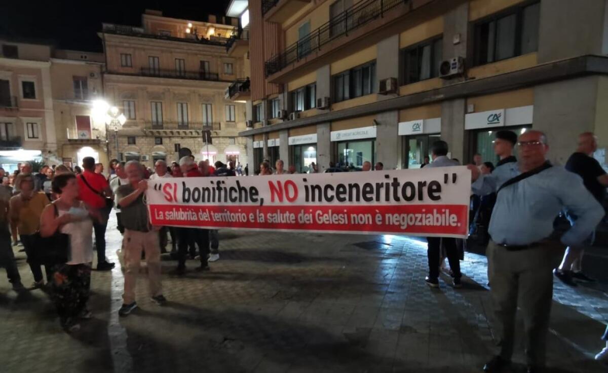 No inceneritore, tremila firme raccolte: lettera alle istituzioni, "territorio già fragile" - Esponenti del comitato che in città si è schierato contro l'inceneritore