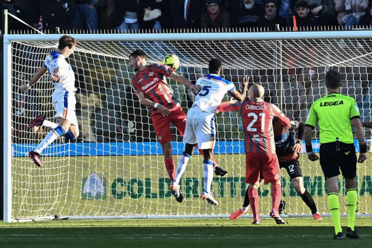 Baschirotto e Strefezza, il Lecce espugna Cremona - 