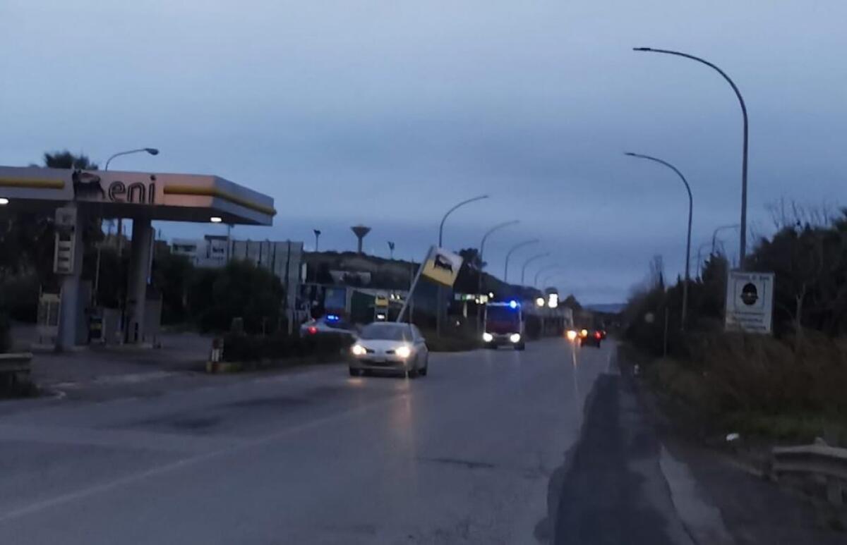 Forte vento, pioggia e freddo, sulla Gela-Manfria insegna inclinata dalle raffiche - 