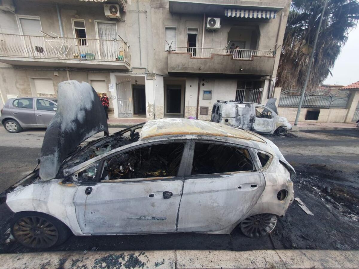 Inferno di fuoco in via Goya, danni anche ad uno stabile: terrore tra i residenti - Le auto incendiate in via Goya