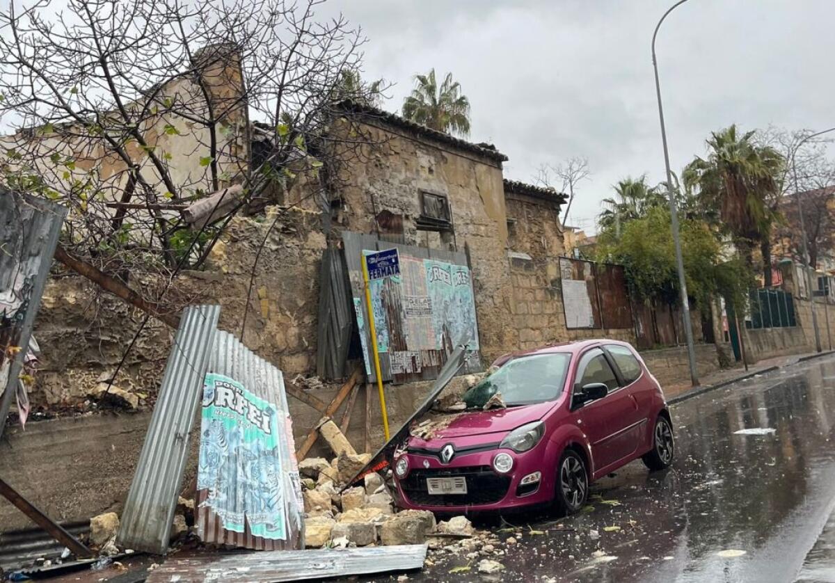Maltempo in città, crolli e cedimenti: diversi danni in molte zone - 