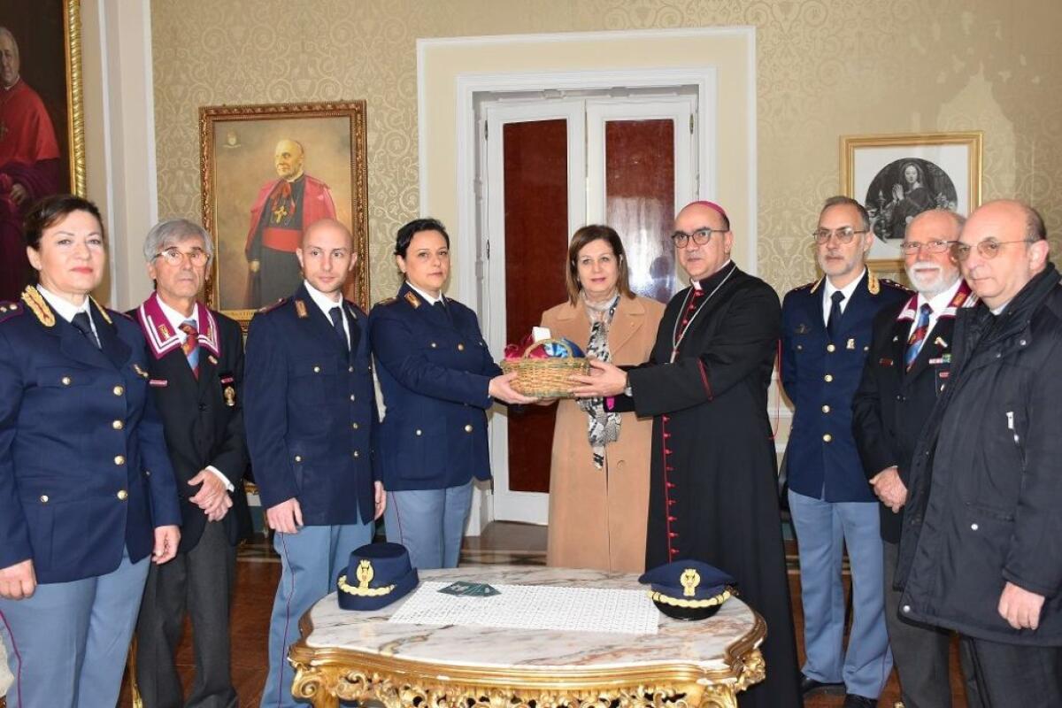 La Polizia consegna al Vescovo di Ragusa l’Olio del Giardino della memoria - 