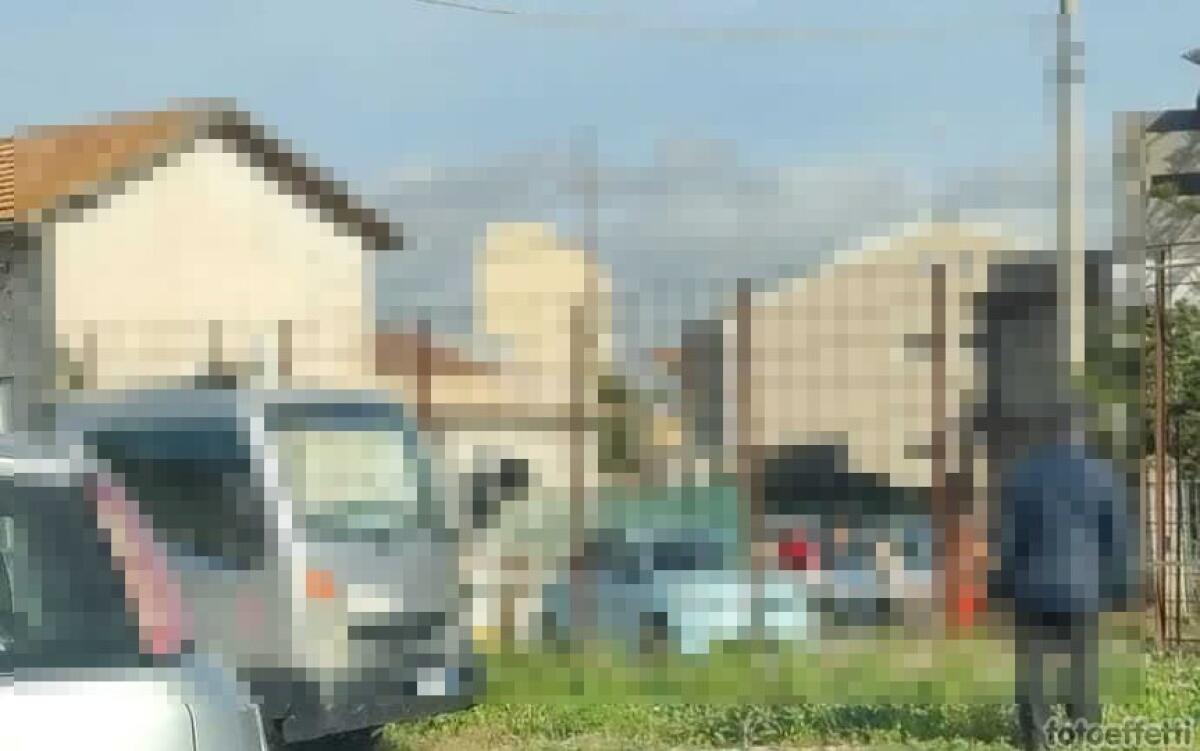 Auto bloccata tra le sbarre del passaggio a livello, nuovi disagi con il sistema di via Butera - 