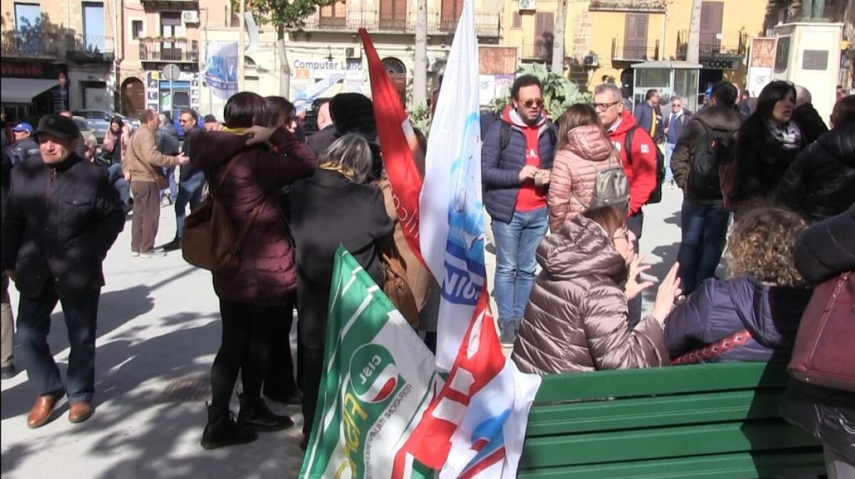 Greco, "Ghelas non sta così male": sindacati mantengono stato di agitazione - Lavoratori Ghelas e sindacati in assemblea davanti Palazzo di Città