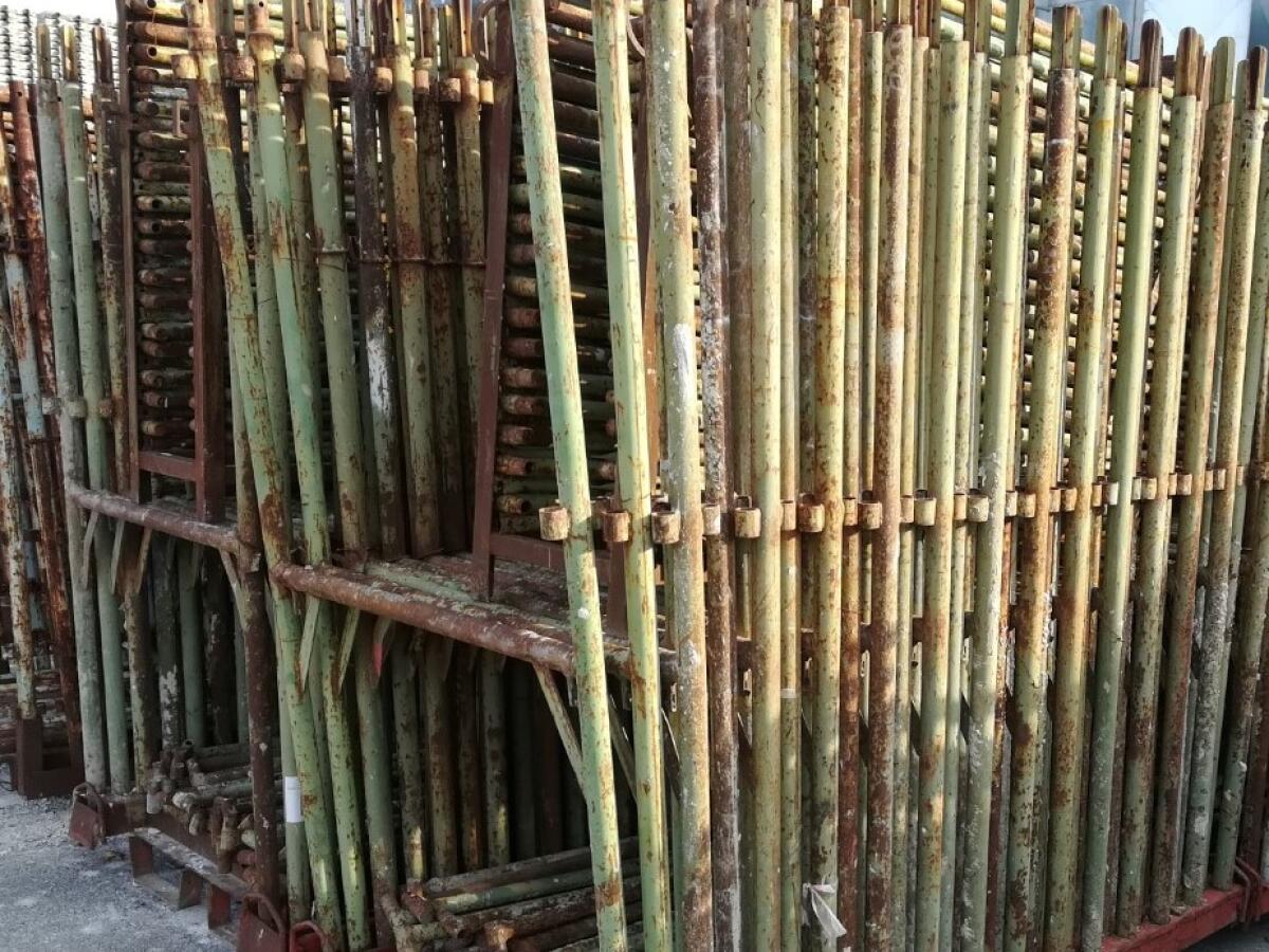 Lavori conclusi in un condominio, ponteggio e materiali ancora non rimossi - Immagine di repertorio