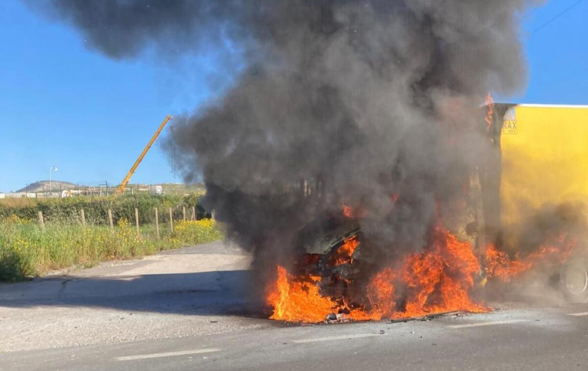 Furgone distrutto dalle fiamme sulla Gela-Catania, rogo nei pressi del bivio per Niscemi - 